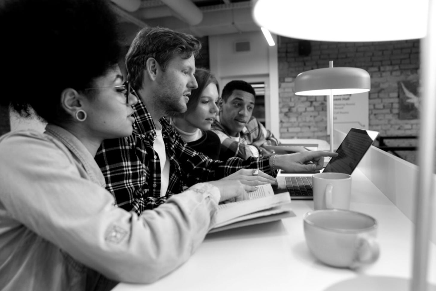 Équipe d'experts financiers en consultation